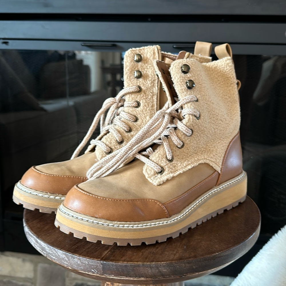 Universal thread lace up fleece boot. Hardly worn. Great condition!